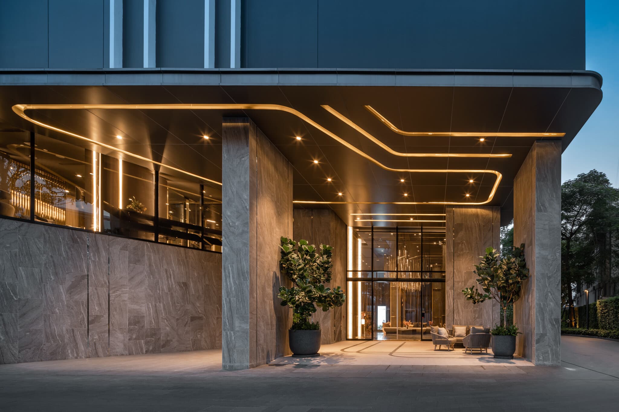 Cantilevered sky lounge