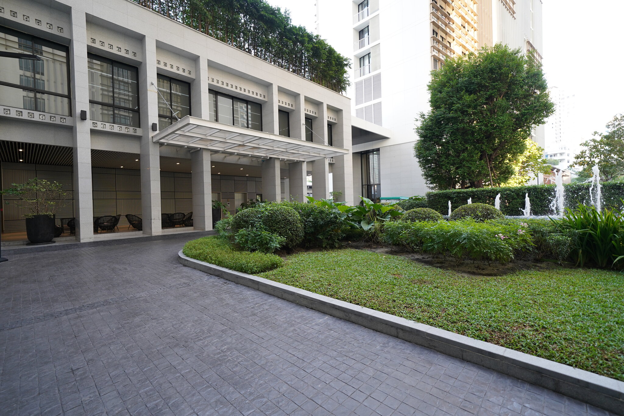 Porte-cochère arrival at Park Origin Phrom Phong